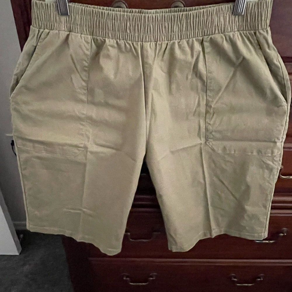 Tan elastic waist Bermuda shorts